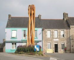 Mellionnec-sculptures bourg -site 2.JPG